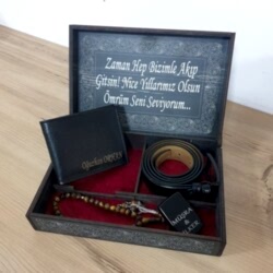 HediyecinHeryerde - Kişiye Özel Resimli Erkek Seti Kombini Kemer Cüzdan Zippo Çakmak Tesbih